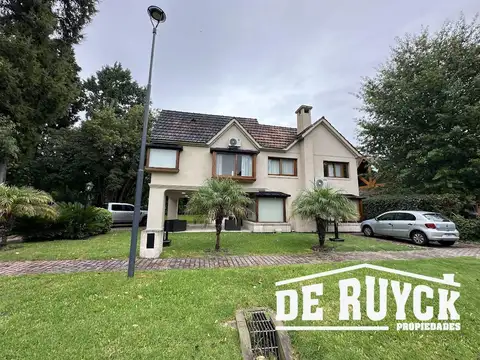 Casa en Venta con 4 cocheras