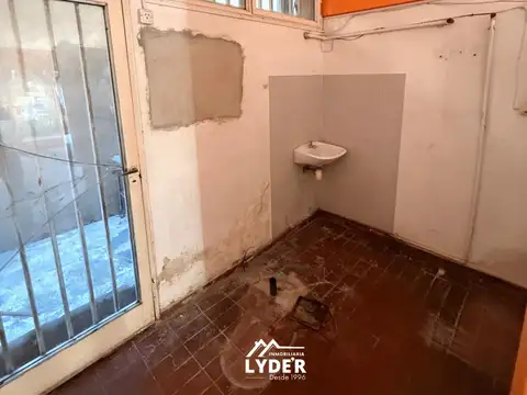Local comercial en alquiler. López y Planes 112.