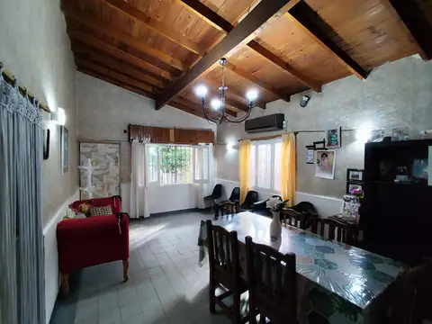 VENTA CASA 4 AMBIENTES CON PATIO GALERIA GARAGE EN JOSE C PAZ