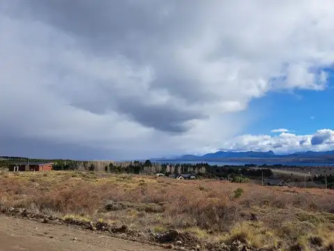 Amplio terreno con vista al lago