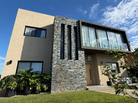 Casa en Venta 5 Ambientes en Santa Lucia - Pilar Del Este