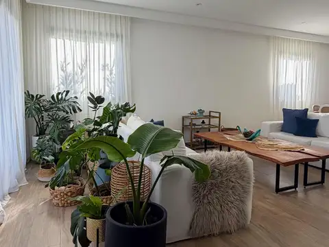Casa en Venta 5 Ambientes en Santa Lucia - Pilar Del Este