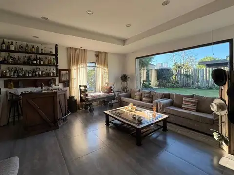 Casa en Venta con 4 cocheras