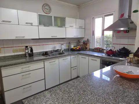 Casa en Venta con 3 cocheras