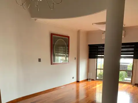 excelente departamento en duplex  al frente con cochera