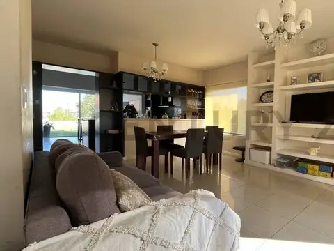 Casa 5 ambientes con 3 baños