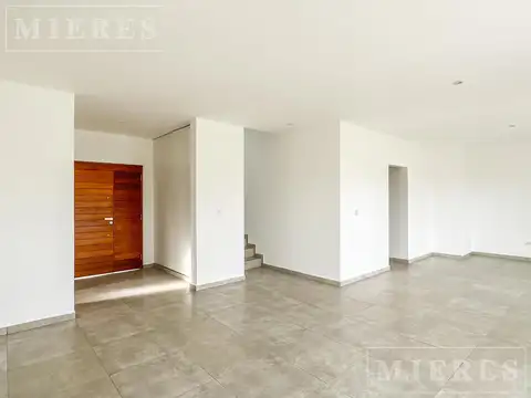 Casa 4 ambientes con 2 baños