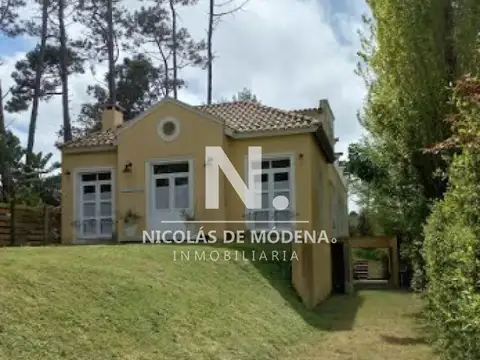 En venta de 4 dormitorios en la Barra con piscina, parrilla y jardín.