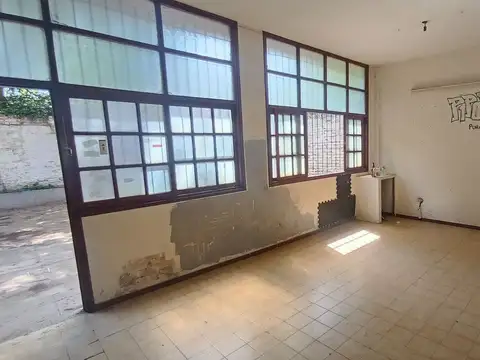 ALQUILER LOCAL EN MARTIN CORONADO CON `PATIO