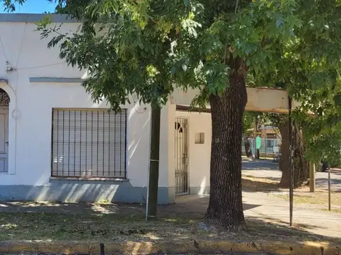 Casa con local en Monte Grande, muy buena ubicación