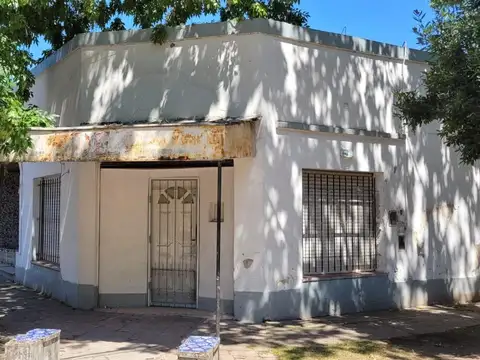 Casa con local en Monte Grande, muy buena ubicación