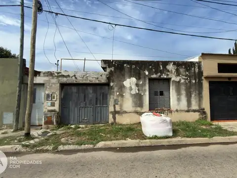 Venta | Casa 2 dormitorios con patio y cochera a refaccionar - Husares 1900