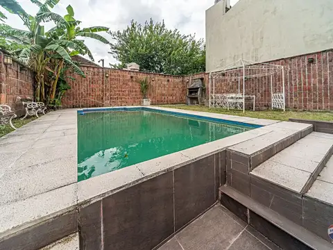 CASA DE 2 PLANTAS CON PARQUE Y PILETA