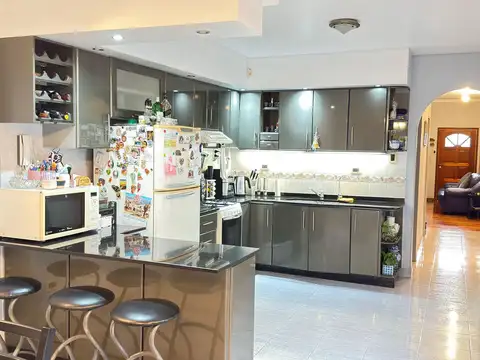 Casa en Venta con 2 cocheras