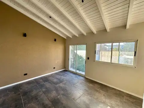 CASA EN VENTA A ESTRENAR 2 DORMITORIOS Y JARDIN