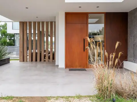 Casa 5 ambientes con 3 baños