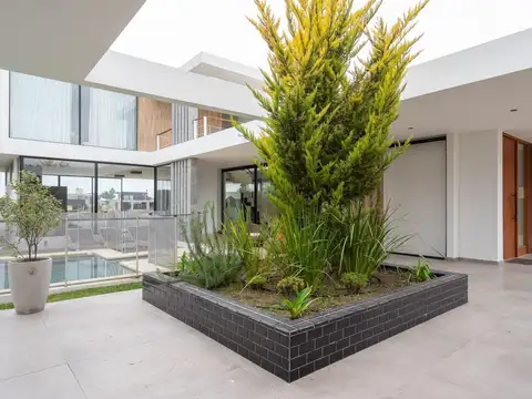 Casa en Venta con 2 cocheras