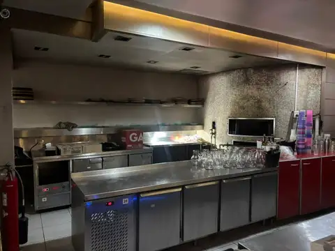 LOCAL 2500M2 SOBRE AVENIDA MAS FONDO DE COMERCIO