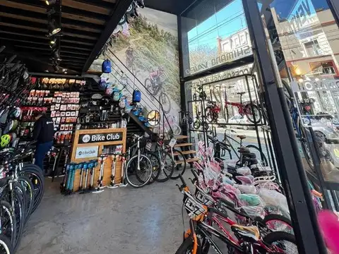 IMPORTANTE ESQUINA EN ALQUILER DE DOBLE ALTURA ZONA OUTLET