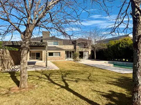 Casa en Venta con 4 cocheras