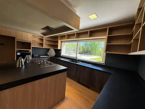 Casa 3 ambientes con 4 baños