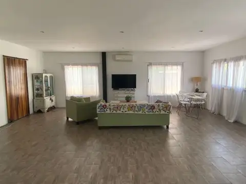 Casa 6 ambientes con 2 baños