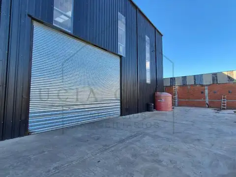 Galpón en alquiler en Área de Promoción El Triángulo 1800 m2 con oficinas y recepción