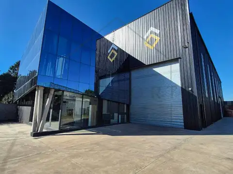 Galpón en alquiler en Área de Promoción El Triángulo 1800 m2 con oficinas y recepción