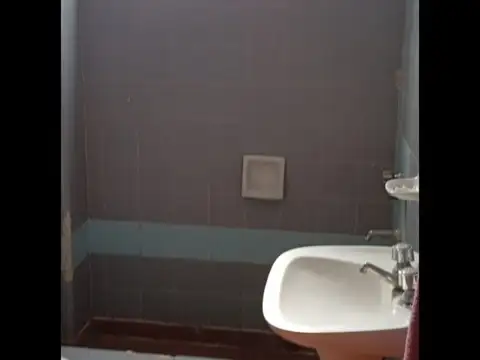 Ph. muy buen estado, todos los cervicios en Merlo sur. 2 dormitorios, coc-comedor, baño, patio propi