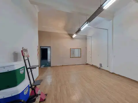 EXCELENTE LOCAL CON DEPOSITO en Villa Pueyrredon