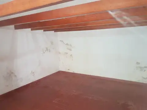 Local comercial a metros de calle Laprida. 39 m2 totales con baño y baulera.