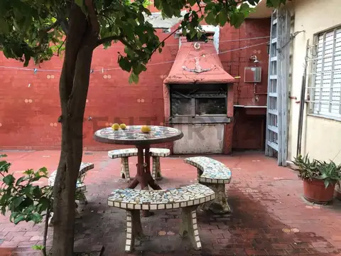 VENTA CASA CON 2 LOCALES-PATIO-GARAGE-PARRILLA-TERRAZA EN BLAS PARERA 1028 VILLA BOSCH - SE ESCUCHAN