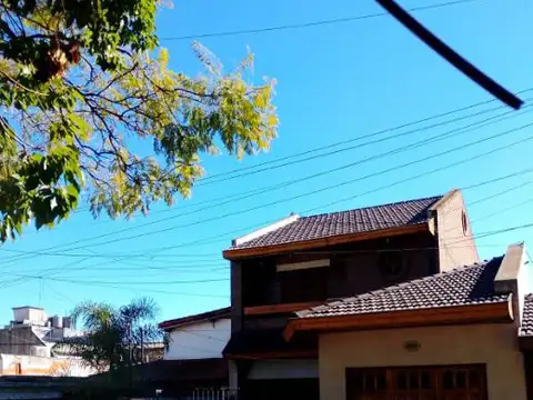 CHALET DE 5 AMBIENTES EN ALQUILER - MORON NORTE