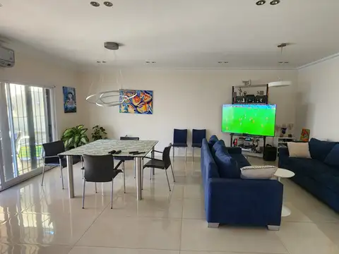 EXCELENTE CASA 3 AMBIENTES, 2 BAÑOS, 1 SUITE C/ VESTIDOR, COCHERAS, etc..  