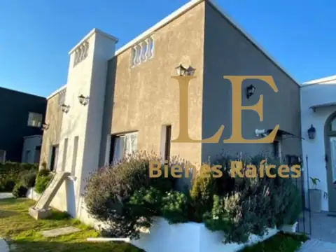 Casa en Alquiler con 2 cocheras