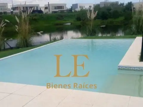 Casa en Alquiler con 2 cocheras