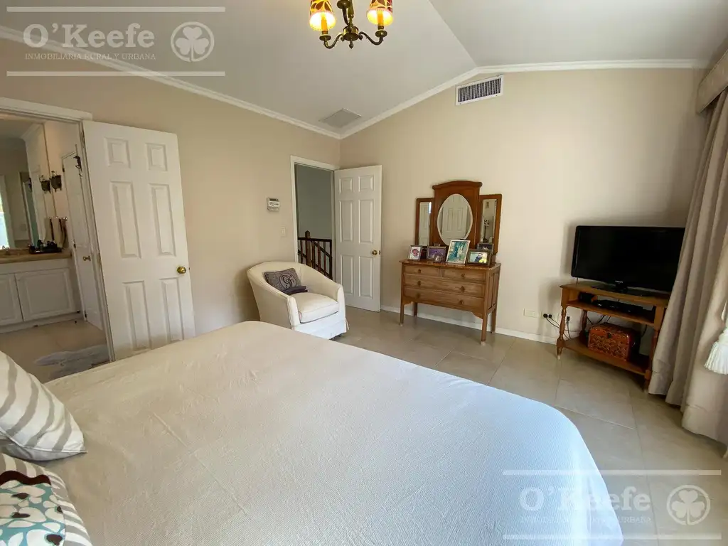 Casa en venta de cuatro ambientes con piscina y galería cerrada en Abril Country Club, Hudson. - Foto 18