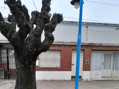 Casa con local en venta en el centro de Escobar