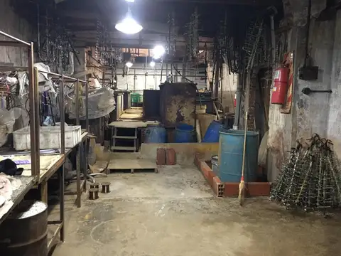 GALPON AL FONDO EN ZONA INDUSTRIAL  /PH)