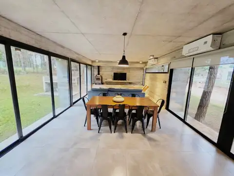 Casa 4 ambientes con 2 baños