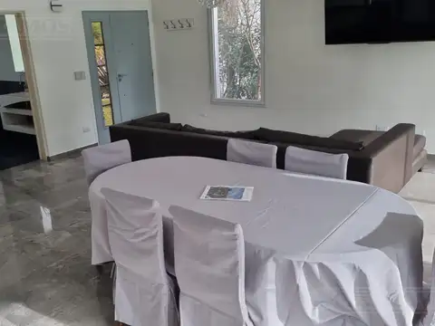 Casa en Alquiler con 1 cochera