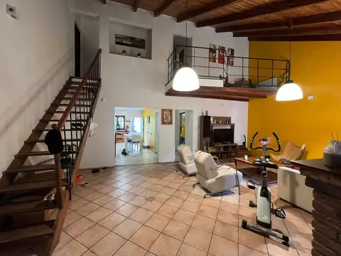 Casa en Venta con 2 cocheras