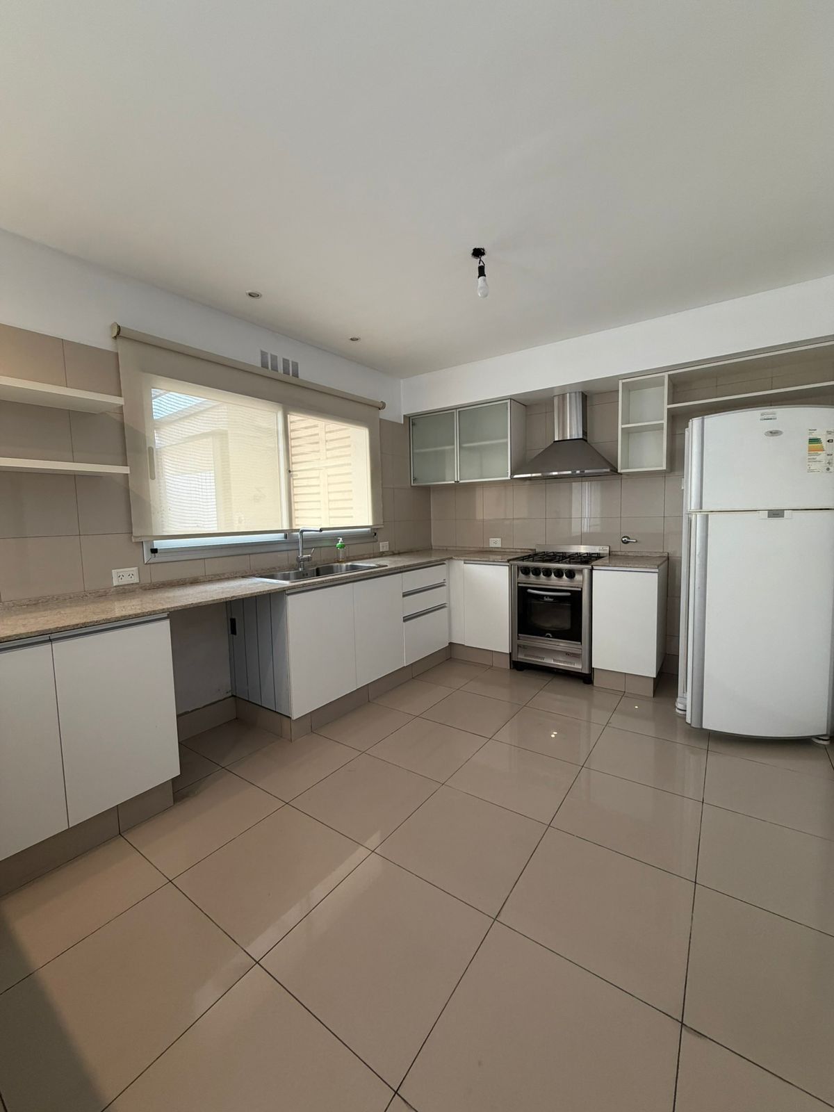 Hermoso Chalet 5 Amb con parrilla, pileta y garage.