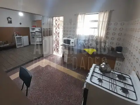 Casa en venta de 2 dormitorios con departamento en La Plata