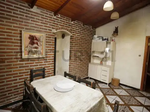 Casa de 3 Dormitorios con Parque, Pileta y Quincho en Gonnet - Venta