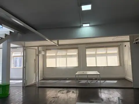 Oficina 6 ambientes con 2 baños