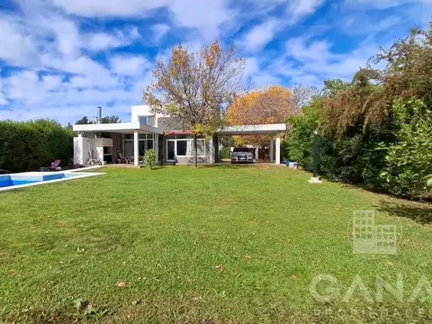 Venta Casa en Fisherton 5 dormitorios 3 baños cochera doble quincho y pileta. Apto Credito.