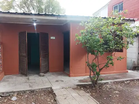 Venta casa 3 ambientes con jardín y galería