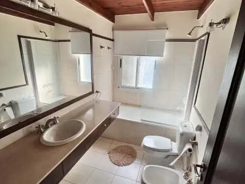 Casa en Alquiler con 1 cochera