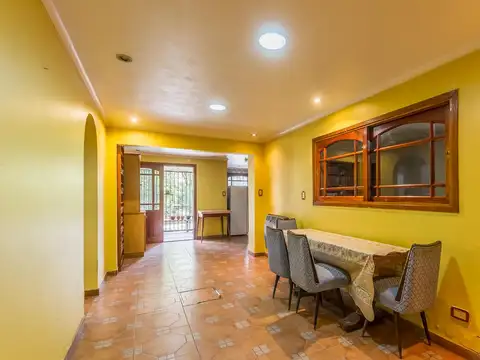 Casa en Alquiler con 2 cocheras